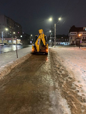 Две бригады рабочих обрабатывали ночью тротуары Иванова против гололеда